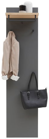 Garderobenpaneel in dunklem Grau mit Holzablage und Haken, frontal abgebildet. Eine Jacke und eine Tasche sind aufgehängt.