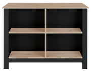 Kücheninsel mit schwarzem Rahmen und naturbelassenen Holzregalen, frontal betrachtet.