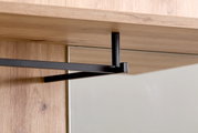 Nahaufnahme einer Kompaktgarderobe mit Holzoberfläche und schwarzer Metallstange, seitliche Perspektive.