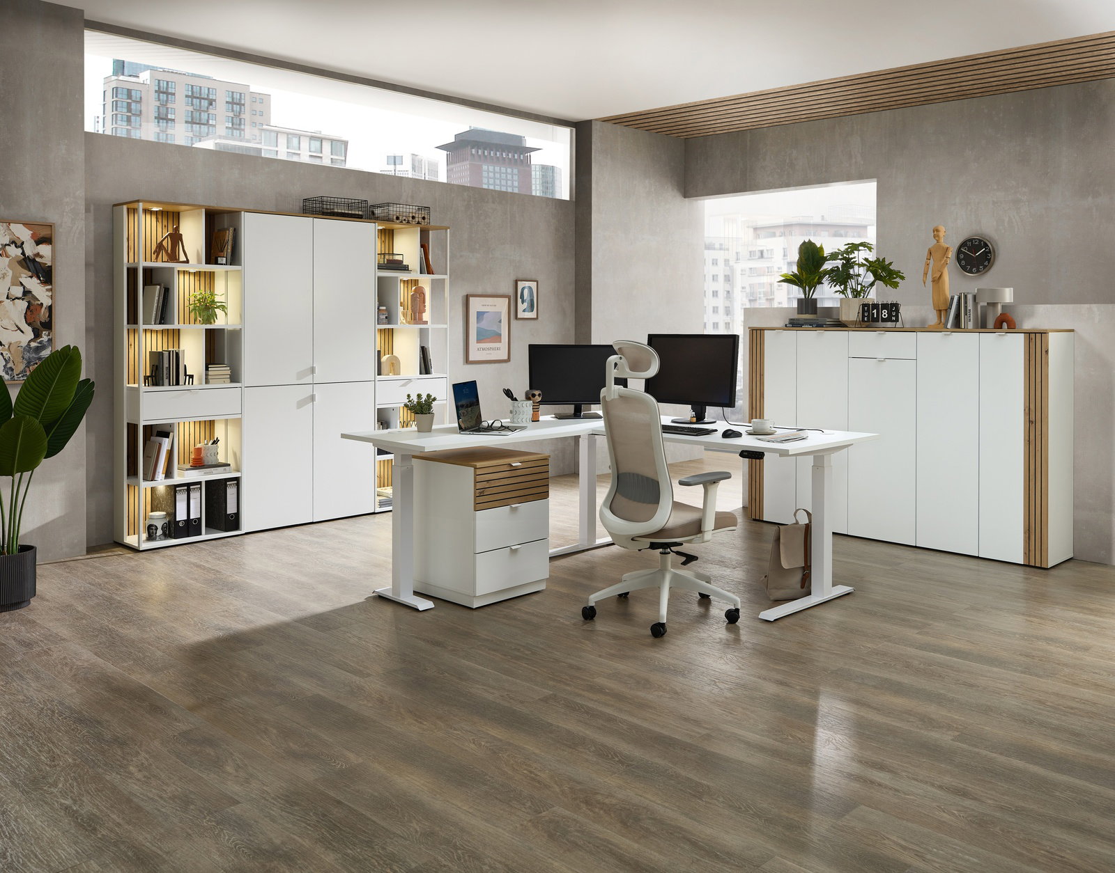 Moderne Büroumgebung mit Schreibtisch, Bürostuhl und Regalen, seitliche Perspektive