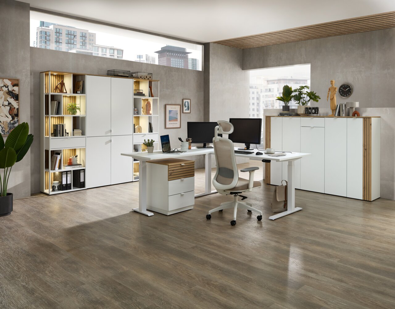 Moderne Büroumgebung mit Schreibtisch, Bürostuhl und Regalen, seitliche Perspektive