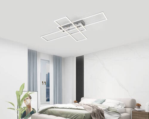 Moderne LED-Deckenleuchte in geometrischem Design, installiert in einem stilvollen Schlafzimmer, aus der Perspektive von unten betrachtet.