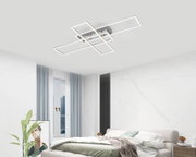 Moderne led-plafondlamp met een geometrisch ontwerp, geïnstalleerd in een stijlvolle slaapkamer, gezien vanuit een laag standpunt.