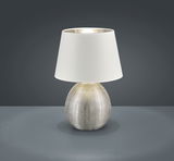 Elegante Tischlampe mit silbernem, strukturiertem Fuß und weißem Lampenschirm, frontal abgebildet.