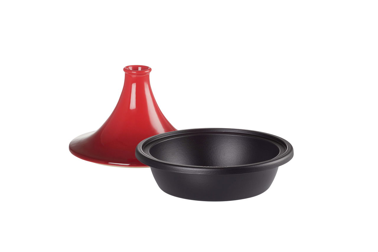 Tagine 31 cm Kirschrot, bestehend aus einem roten konischen Deckel und einer schwarzen Schale, seitliche Perspektive