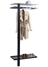 Moderne Garderobe mit schwarzem Metallrahmen, Hutablage, Kleiderhaken und Schuhregal, seitliche Perspektive