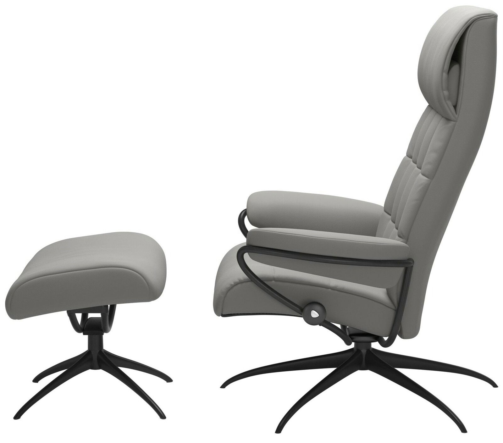 Grauer Einzelsessel mit passendem Hocker, seitliche Perspektive