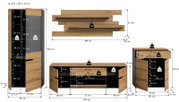 Bemaßte Darstellung eines Wohnzimmersets in Eiche-Optik mit schwarzen Akzenten: hoher Vitrinenschrank, TV-Lowboard, Wandpaneel mit zwei Ablagen und Kommode; gezeigt in Frontansicht mit teils geöffneter Tür/Schubladen sowie Seitenansichten und Maßangaben.