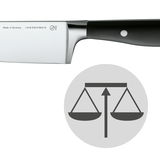 Nahaufnahme eines hochwertigen Küchenmessers mit schwarzem Griff und Edelstahlklinge, hergestellt in Deutschland.