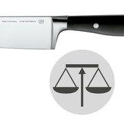 Nahaufnahme eines hochwertigen Küchenmessers mit schwarzem Griff und Edelstahlklinge, hergestellt in Deutschland.