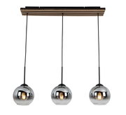 Moderne Hängeleuchte mit drei kugelförmigen, verchromten Lampenschirmen, von unten betrachtet.