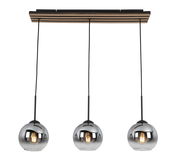 Moderne Hängeleuchte mit drei kugelförmigen, verchromten Lampenschirmen, von unten betrachtet.