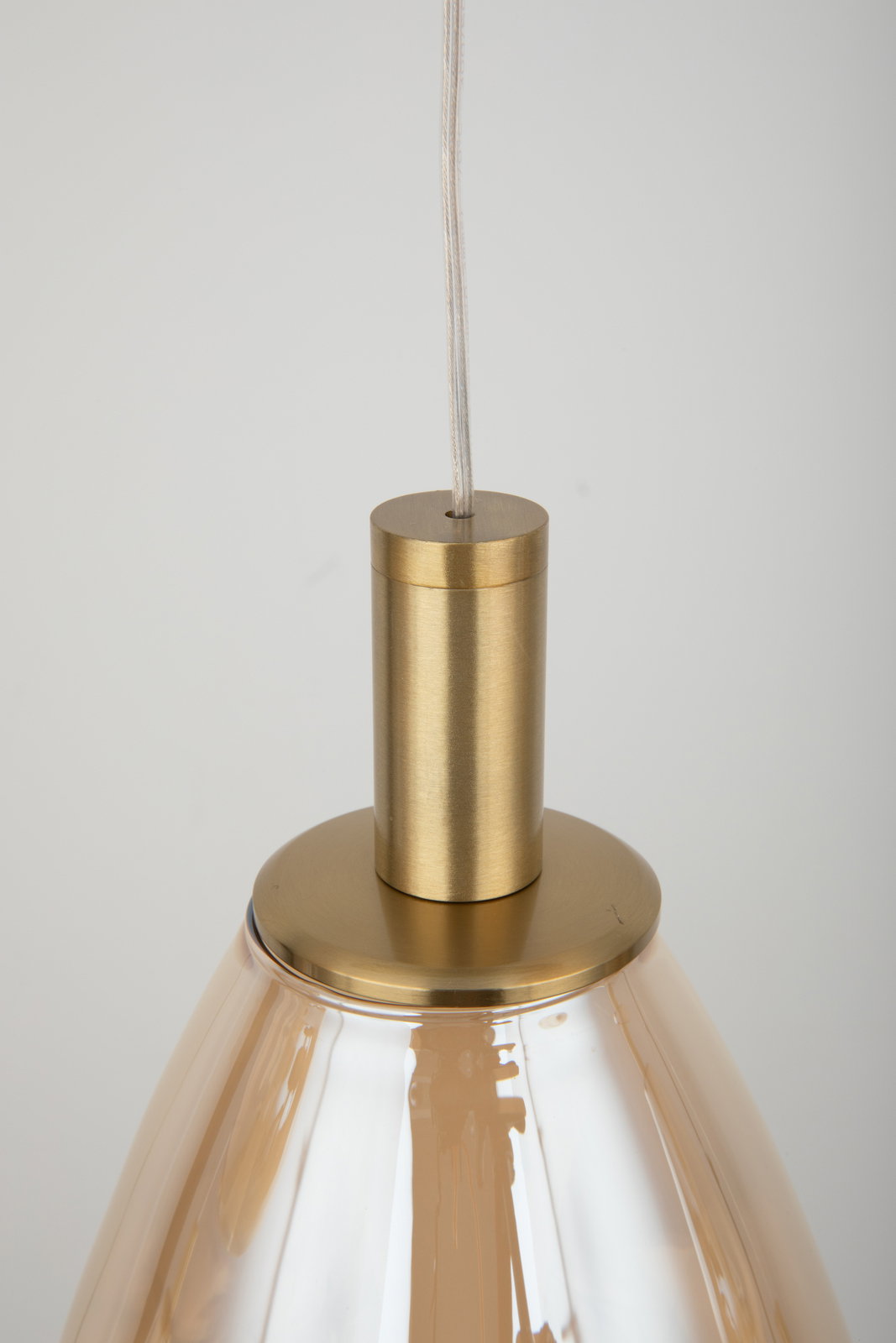 Nahaufnahme einer LED-Hängeleuchte mit goldener Fassung und transparentem Schirm, von unten fotografiert.