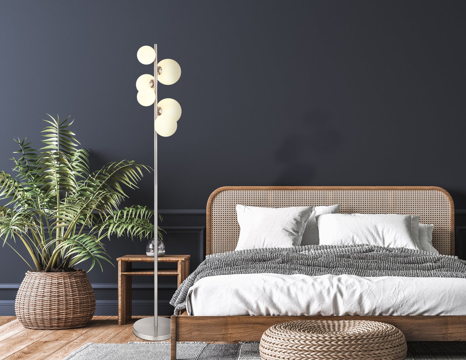 Moderne Stehleuchte mit mehreren runden Lampenschirmen in einem stilvoll eingerichteten Schlafzimmer, seitliche Perspektive.