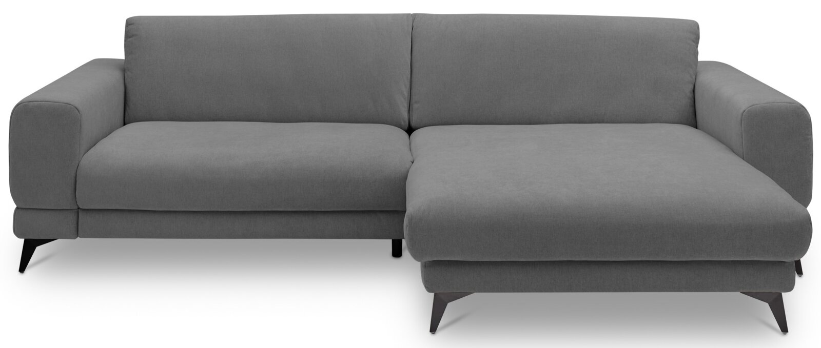 Graues Ecksofa mit rechter Ottomane/Recamiere, gepolsterter Rückenlehne und Armlehnen sowie schwarzen, schrägen Metallfüßen, frontal von vorne fotografiert.