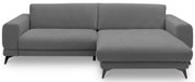 Graues Ecksofa mit rechter Ottomane/Recamiere, gepolsterter Rückenlehne und Armlehnen sowie schwarzen, schrägen Metallfüßen, frontal von vorne fotografiert.