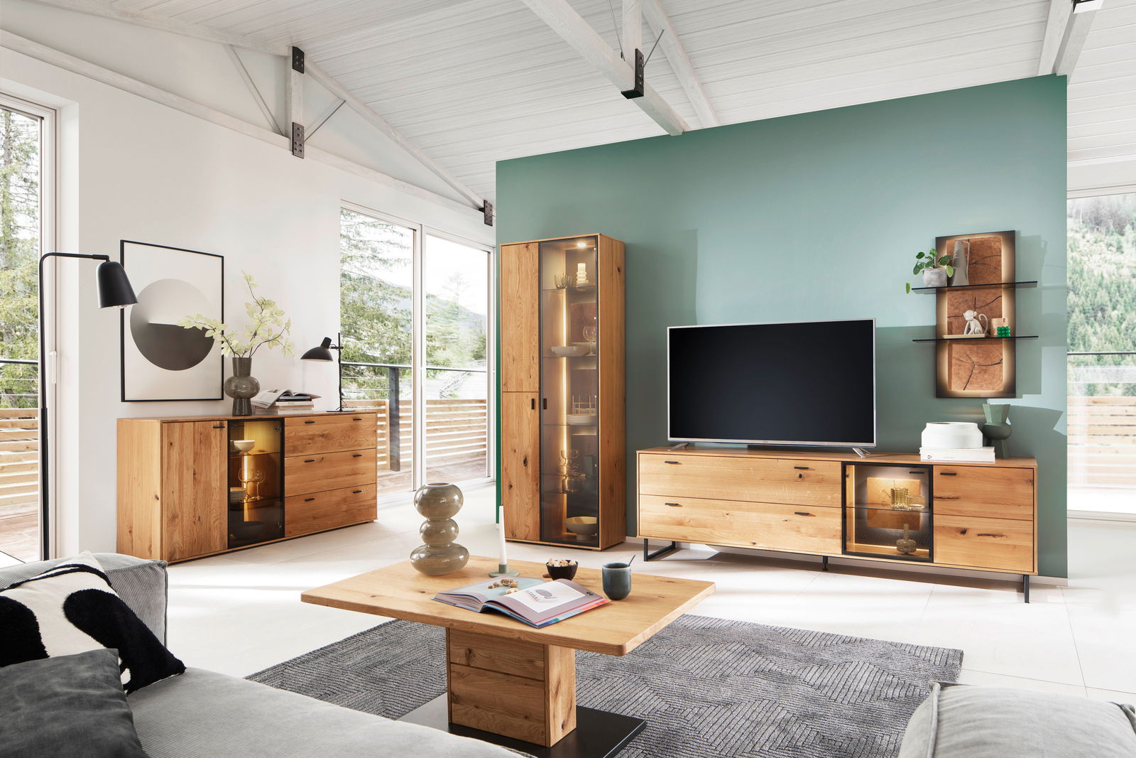 Moderne Wohnzimmer-Wandkombination aus Holz mit TV-Schrank, Vitrine und Regal, seitliche Perspektive.