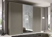 Moderner Schwebetürenschrank mit Spiegel in einem stilvollen Schlafzimmer, seitliche Perspektive.