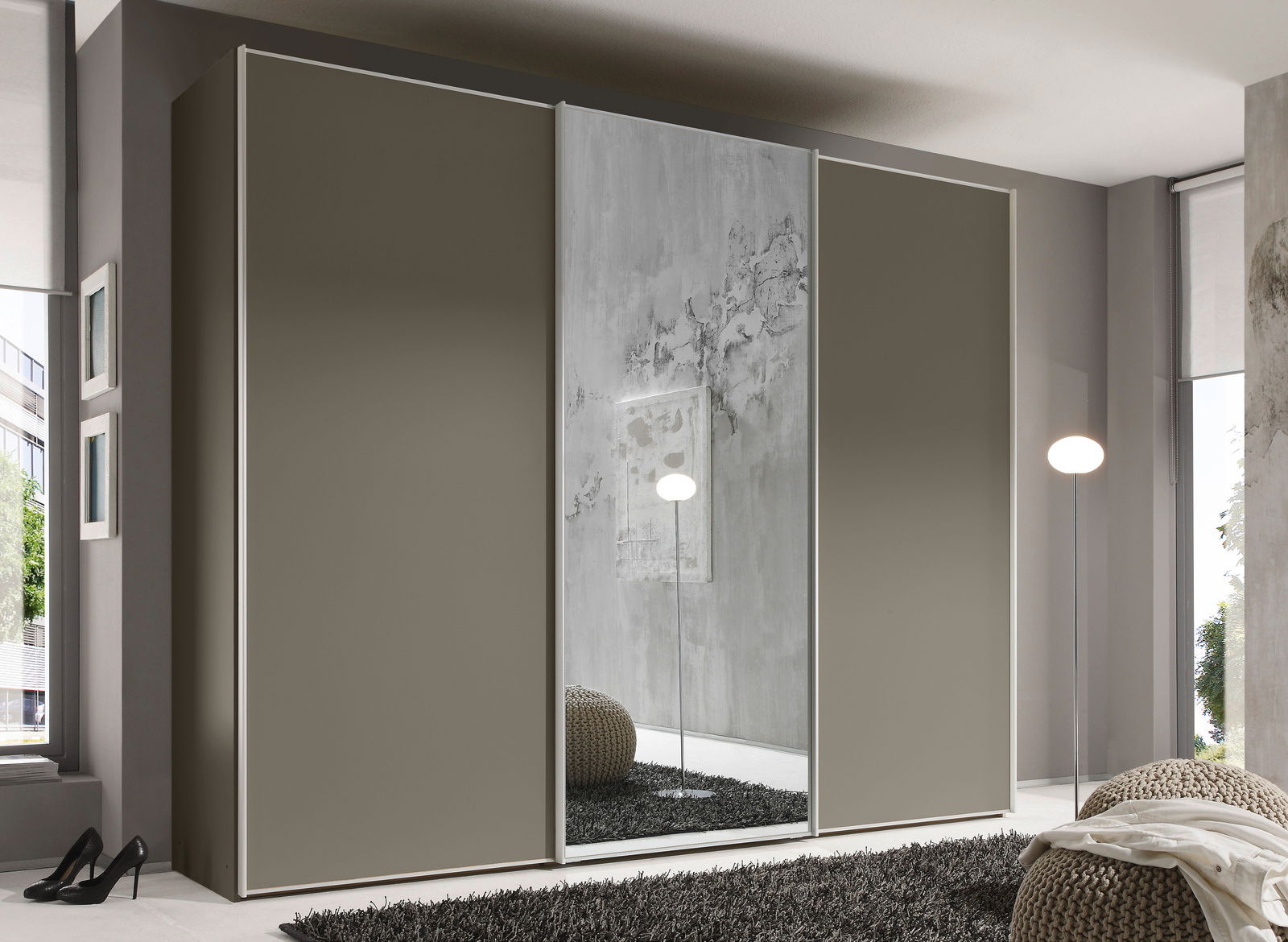 Moderner Schwebetürenschrank mit Spiegel in einem stilvollen Schlafzimmer, seitliche Perspektive.