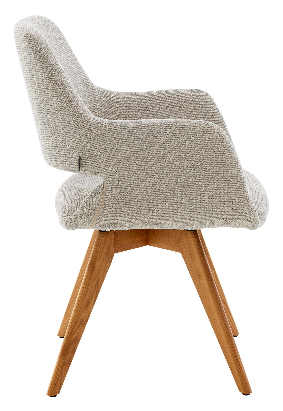 Seitenansicht eines Armlehnstuhls mit hellgrauem Stoffbezug und Holzbeinen