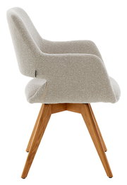 Seitenansicht eines Armlehnstuhls mit hellgrauem Stoffbezug und Holzbeinen