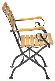 Seitenansicht eines klappbaren Garten-Armlehnstuhls mit Holzlatten und Metallrahmen.