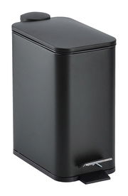 Schwarzer Treteimer mit 5 Litern Fassungsvermögen, Soft-Close-Mechanismus, seitliche Perspektive