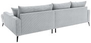Rückansicht eines modernen, hellgrauen Sofas mit geripptem Stoffbezug und schwarzen Beinen.