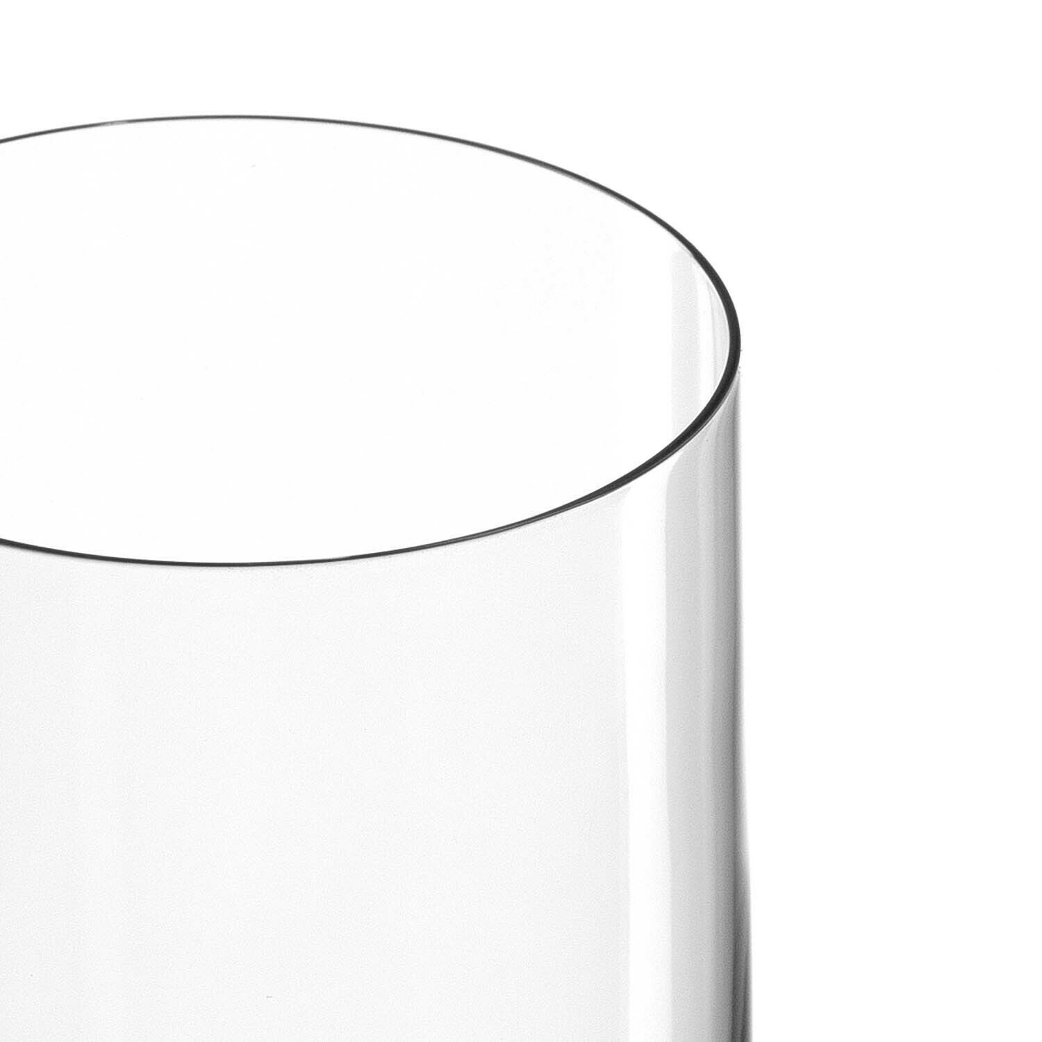 Nahaufnahme eines klaren Sektglases von oben betrachtet, zeigt die elegante, schlanke Form.