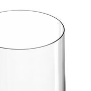 Nahaufnahme eines klaren Sektglases von oben betrachtet, zeigt die elegante, schlanke Form.