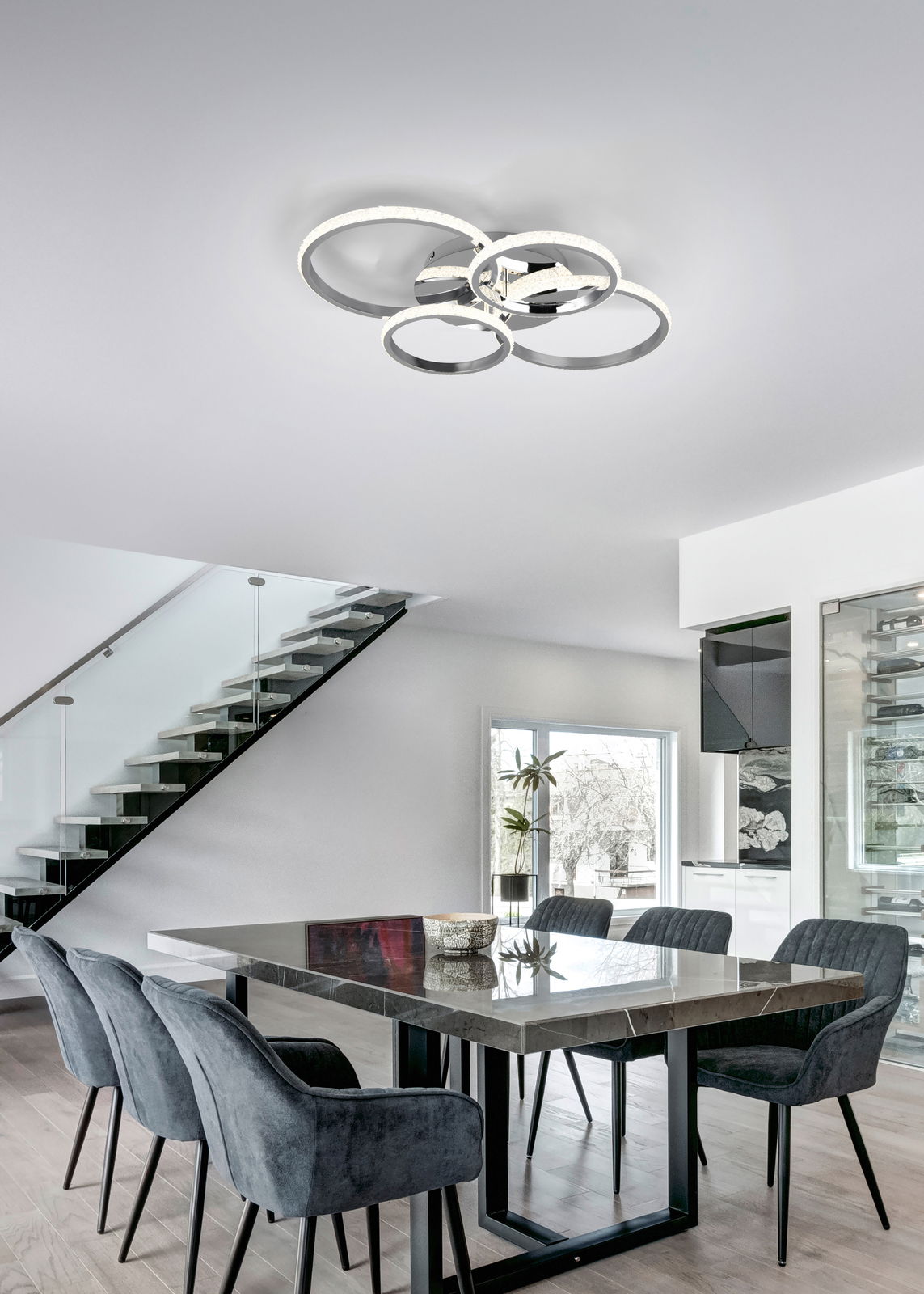 Moderne Deckenleuchte CIRES in einem stilvollen Esszimmer, von unten betrachtet.