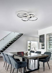 Moderne Deckenleuchte CIRES in einem stilvollen Esszimmer, von unten betrachtet.