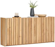 Frontale Ansicht eines modernen Sideboards aus hellem Holz mit vertikalen Lamellen, dekoriert mit einer Vase, einem Buch, einer Schale und einem Kerzenhalter.