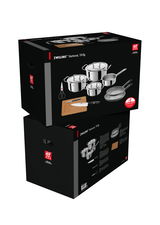 Zwilling Starterset 10-teilig, bestehend aus Töpfen, Pfannen, Schere und Messer, in einer schwarzen Verpackung, perspektivisch von schräg oben fotografiert.