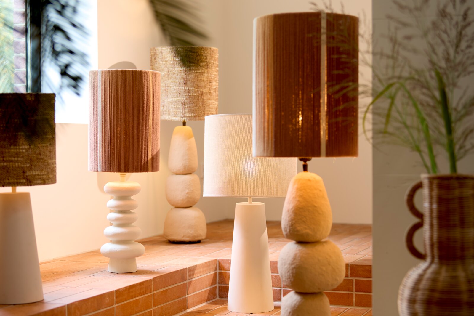Light&Living Lampvoet YELOS Verschillende lampen met unieke lampvoeten in een moderne ruimte, gezien vanaf de zijkant.