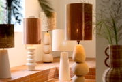 Verschiedene Lampen mit einzigartigen Lampenfüßen in einem modernen Raum, seitliche Perspektive.