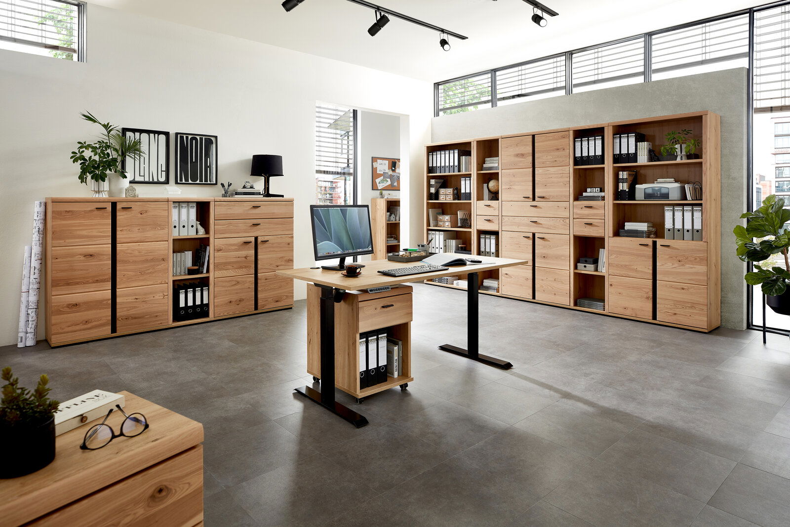 Moderne Büroumgebung mit Holz-Aktenschränken und Schreibtisch, seitliche Perspektive