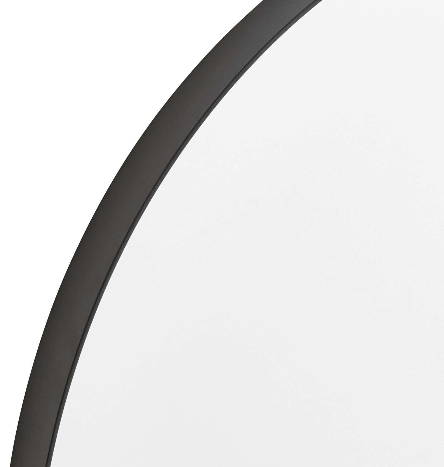 Nahaufnahme eines runden Spiegels mit schwarzem Rahmen, perspektivisch von der Seite aufgenommen.