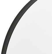 Nahaufnahme eines runden Spiegels mit schwarzem Rahmen, perspektivisch von der Seite aufgenommen.