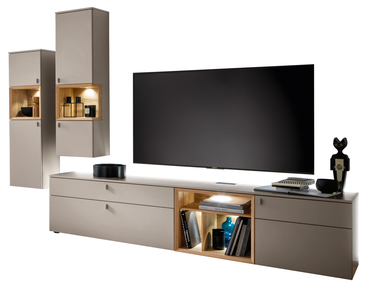 Moderne Wandkombination Venjakob ANDIAMO 3.0 in hellem Holz und Grau, bestehend aus zwei hohen Hängeschränken und einem breiten TV-Board mit offenen Regalfächern, seitlicher Perspektive.