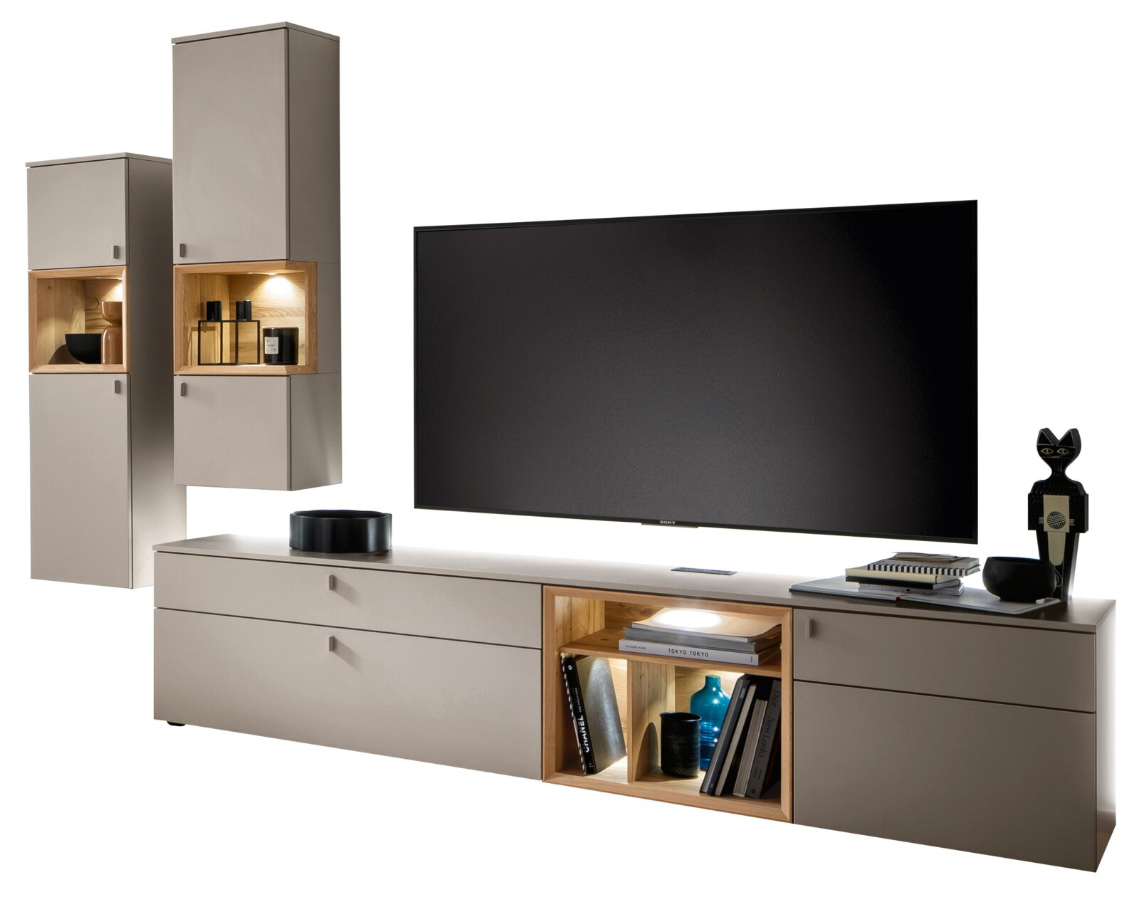 Moderne Wandkombination Venjakob ANDIAMO 3.0 in hellem Holz und Grau, bestehend aus zwei hohen Hängeschränken und einem breiten TV-Board mit offenen Regalfächern, seitlicher Perspektive.