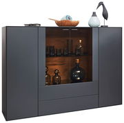 Modernes Highboard mit dunkler Holzoptik und Glasvitrine, frontal betrachtet. Dekoriert mit Vasen und einer Holzschale.