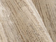 Nahaufnahme eines Designer Teppichs mit beige und braunen Streifen, seitliche Perspektive