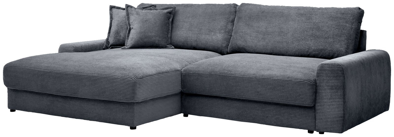 Graues Cord-Ecksofa mit linker Ottomane/Longchair, breiten Armlehnen und mehreren Rückenkissen, Ansicht schräg von vorn