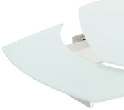 Nahaufnahme eines modernen Esstisches mit abgerundeten Kanten und weißer Glasoberfläche, von oben betrachtet.