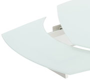 Nahaufnahme eines modernen Esstisches mit abgerundeten Kanten und weißer Glasoberfläche, von oben betrachtet.