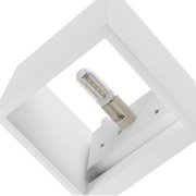 Moderne weiße Wandleuchte mit sichtbarer LED-Birne, seitliche Perspektive