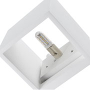 Moderne weiße Wandleuchte mit sichtbarer LED-Birne, seitliche Perspektive
