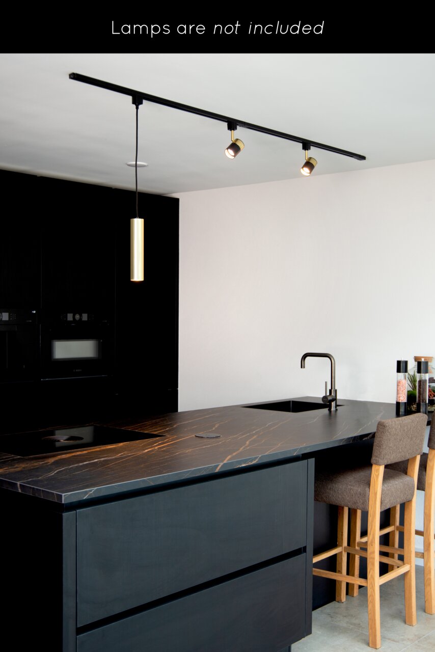 Schwarzes Schienensystem in moderner Küche, Deckenansicht, ohne Lampen.