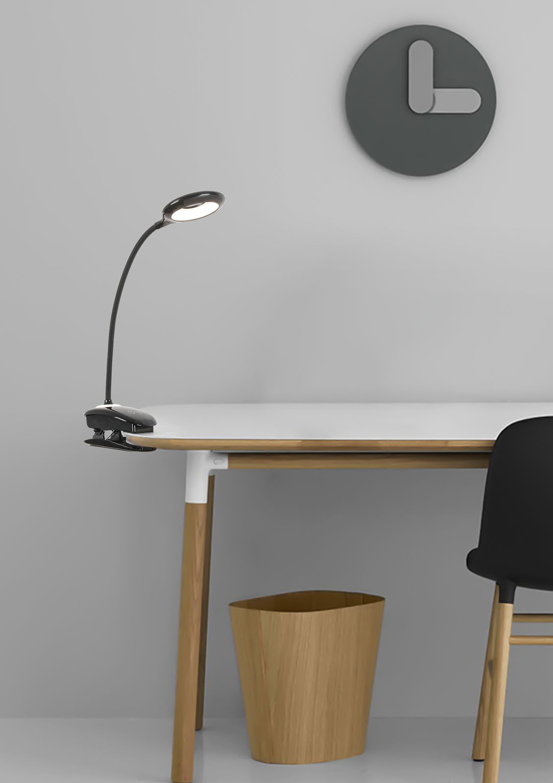 LED-Klemmleuchte an einem Tisch befestigt, seitliche Perspektive